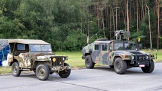 Jeep vs Humvee Wings & Wheels 2009