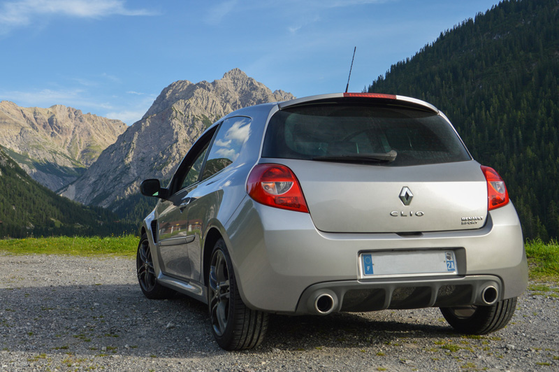  Renault Clio III RS Cup gris Mahaka vue de l'arrière dans les montagnes