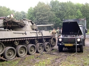 Mercedes G qui aide ce Hellcat à démarrer Tanks in Town 2007