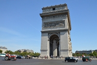 massey fergusson sur le rond point de l'étoile Traversée de Paris estivale 2015