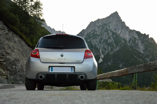 Renault Clio III RS vue de face arrière