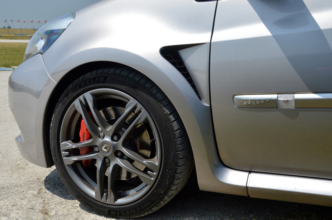 Jantes AXL de Renault Clio 3 RS et étrier de frein rouge Brembo du châssis Cup