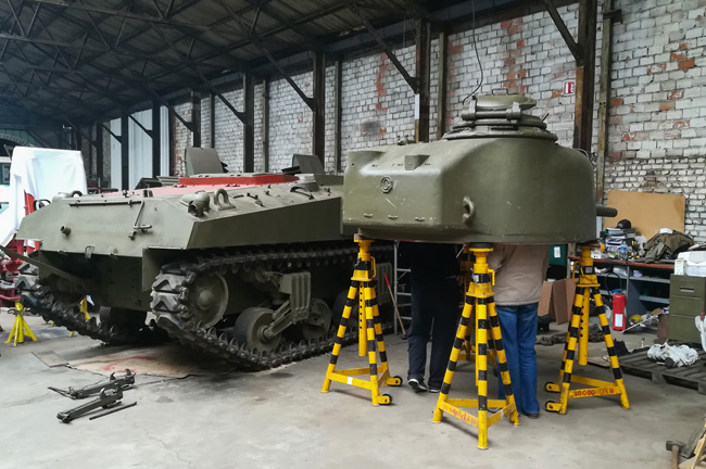 Le char pendant sa restauration en 2017